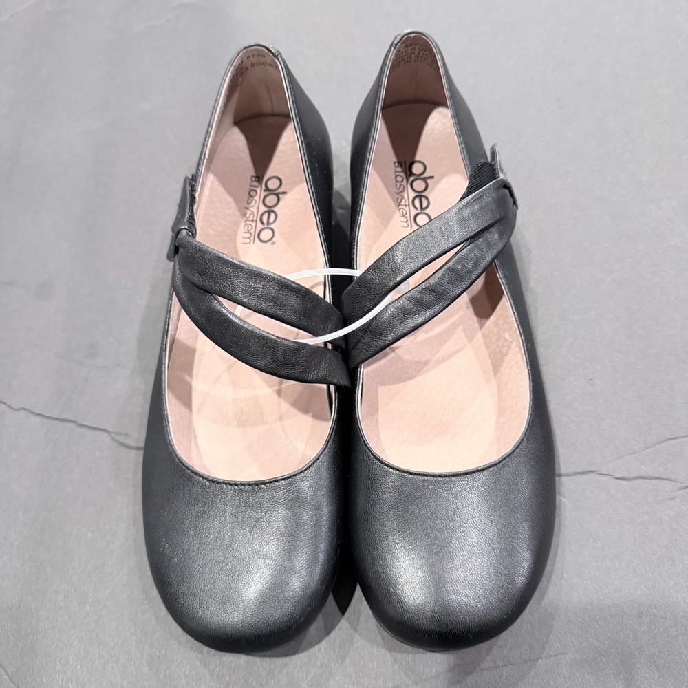 Abeo Women's Black Cross-Strap Flats